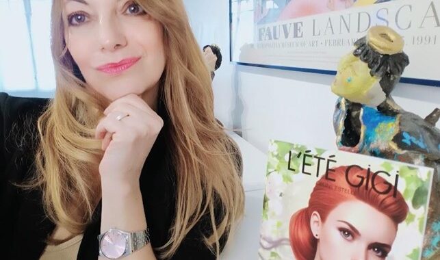Femme blonde souriante posant à côté de la couverture du livre L'Été Gigi, œuvre de Céline Estelle