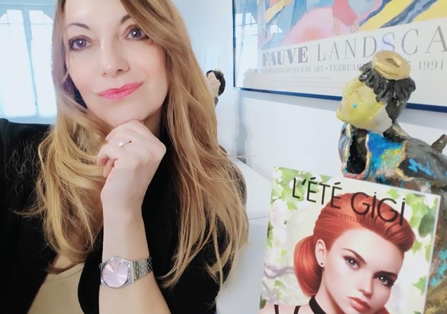 Femme blonde souriante posant à côté de la couverture du livre L'Été Gigi, œuvre de Céline Estelle