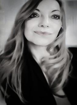 Portrait en noir et blanc de Céline Estelle, auteure du roman L'Été Gigi